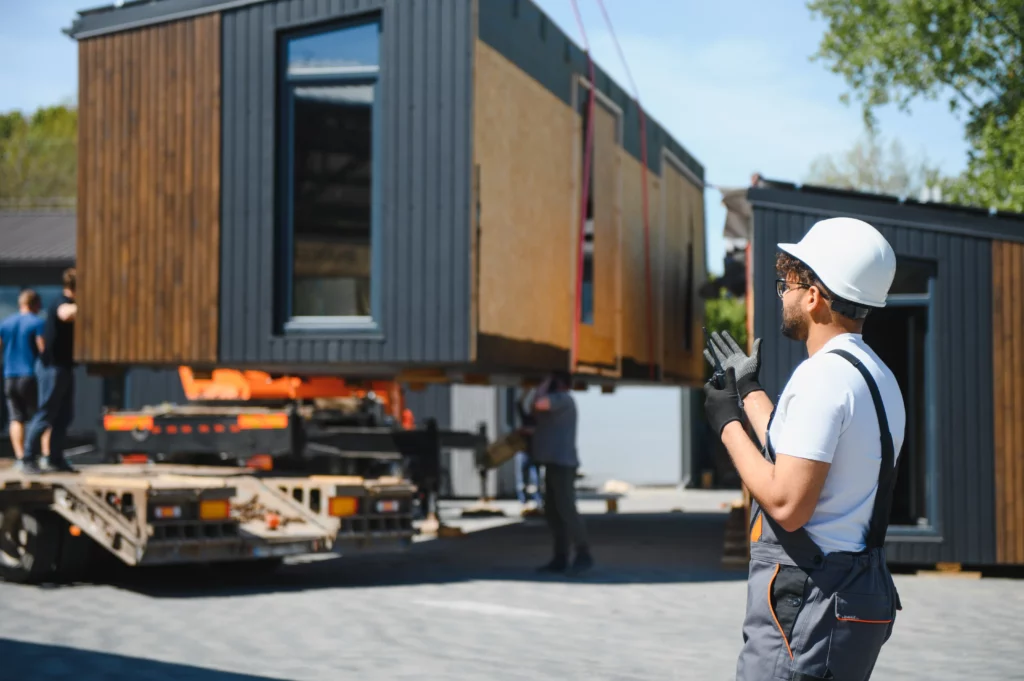 Livraison et installation d’une maison modulaire en bois SOLVIA en France, supervision du montage sur site, précision et sécurité du processus